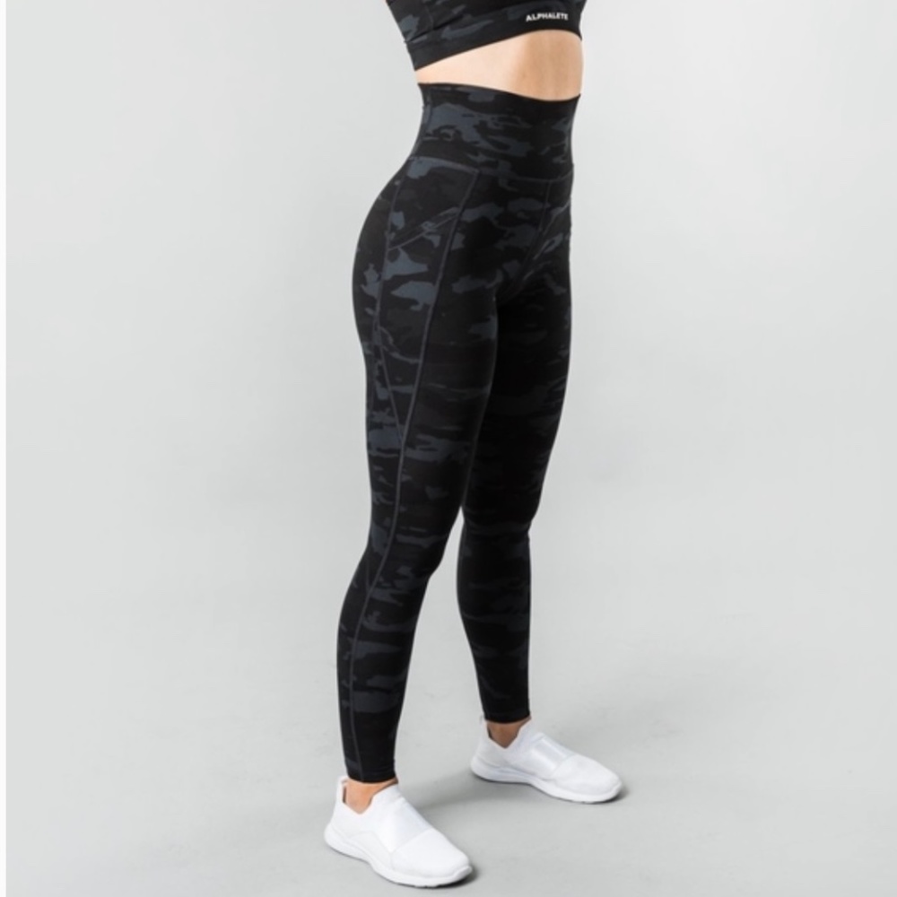 Alphalete surface pocket legging in camo